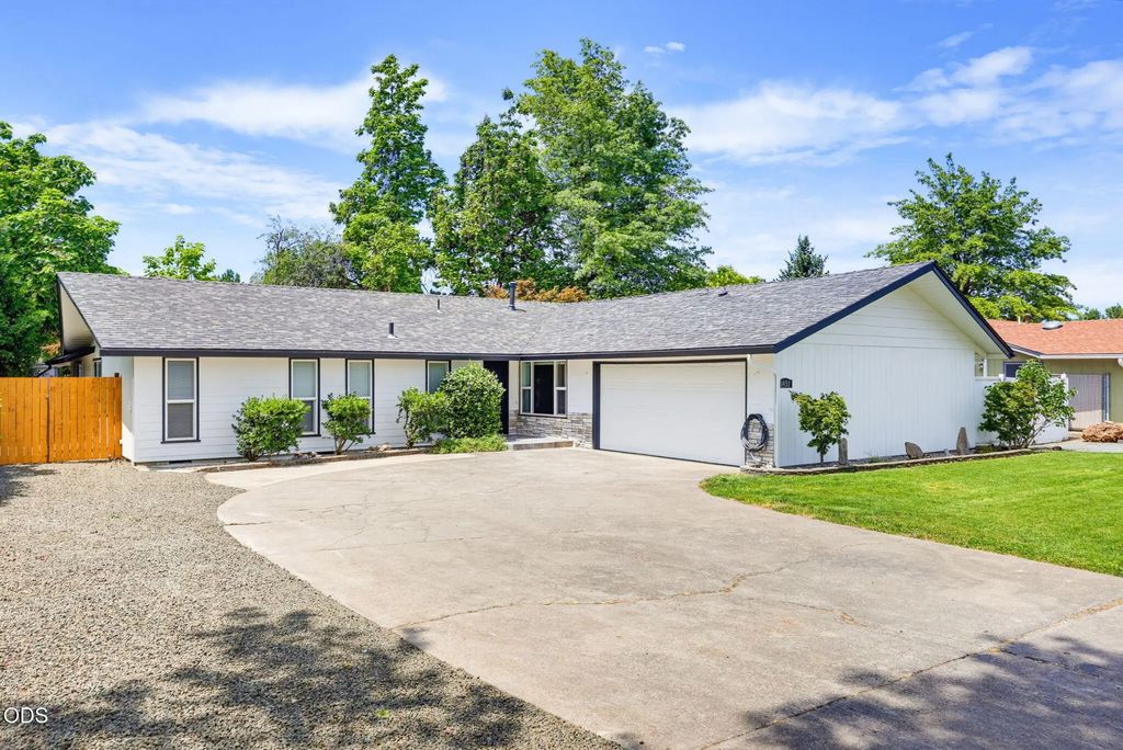 1451 Bluebonnet Avenue, Medford