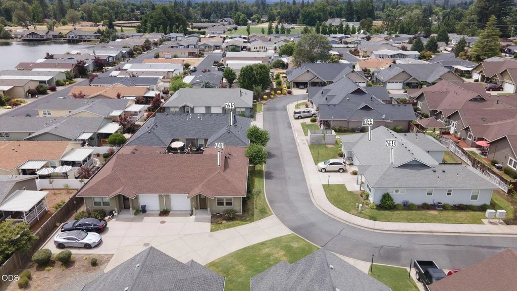 740 Sw Kinsington Court Court 740 741 744 745, Grants Pass