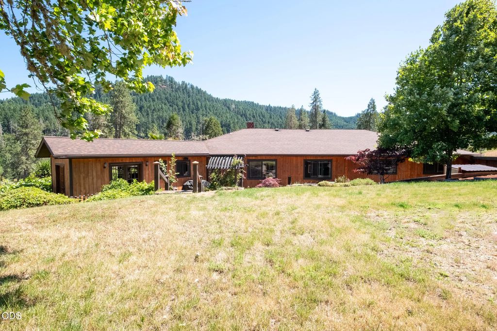1329 Larson Road, Roseburg
