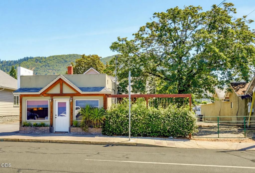 1215 Ne 6th Street, Grants Pass