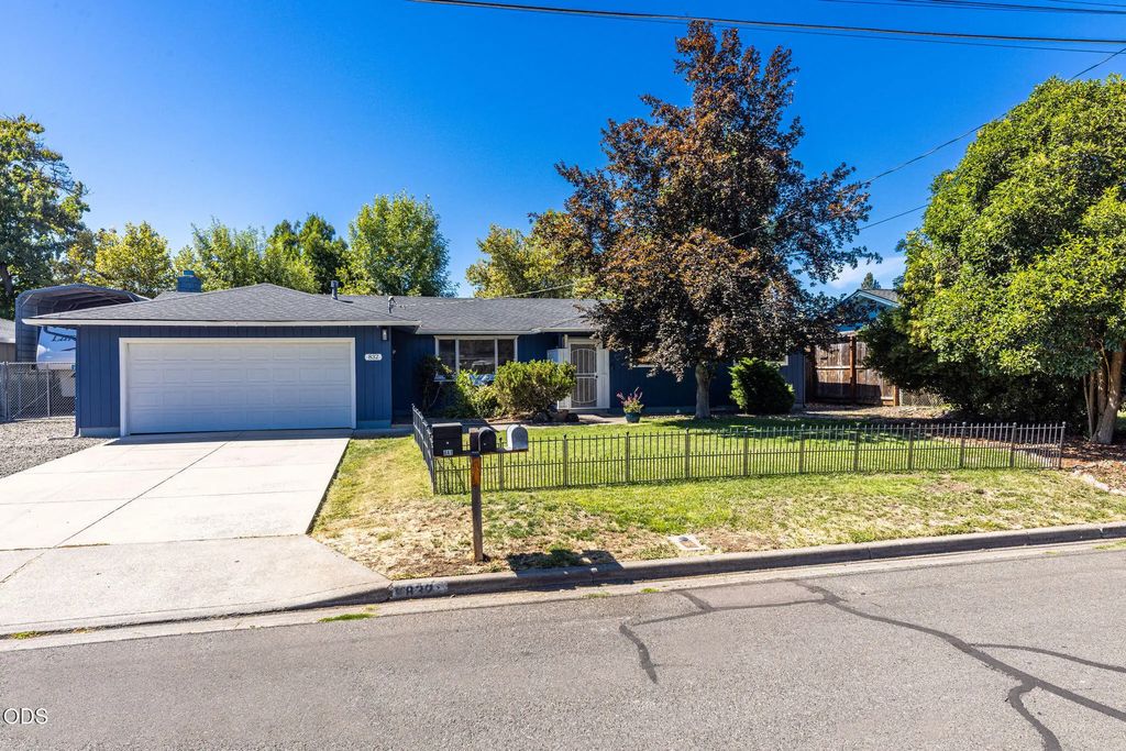 832 La Loma Drive, Medford