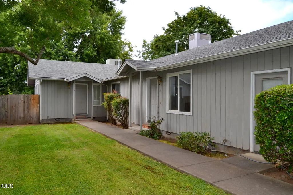 1632 Leonard Road A & B, Grants Pass