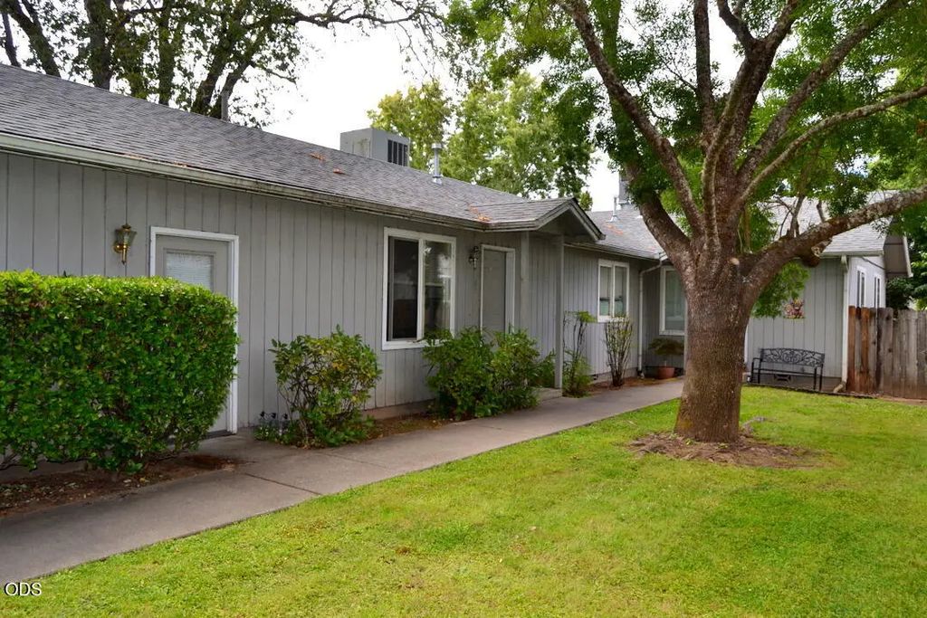 1636 Leonard Road A & B, Grants Pass