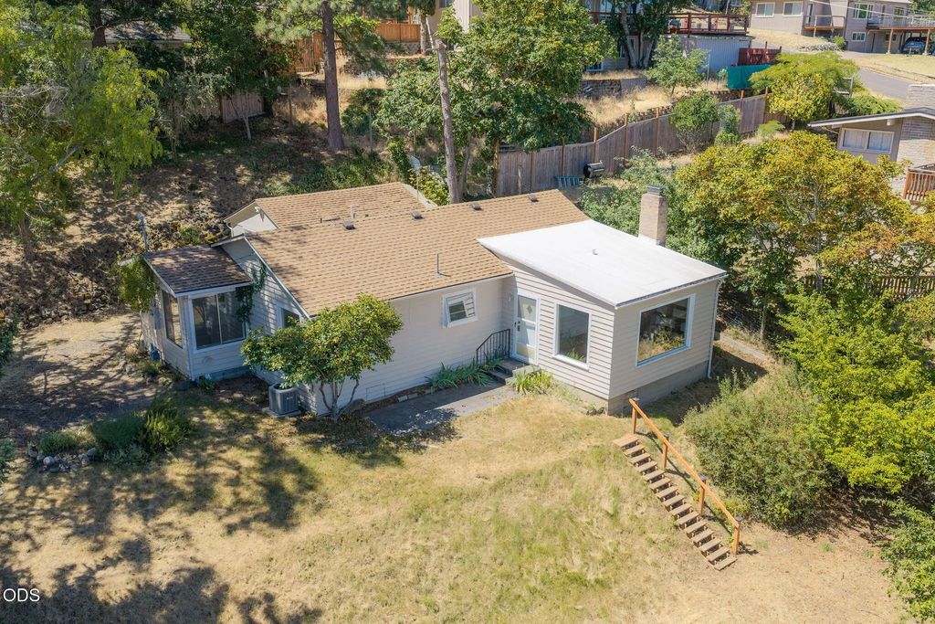 595 Monroe Street, Ashland