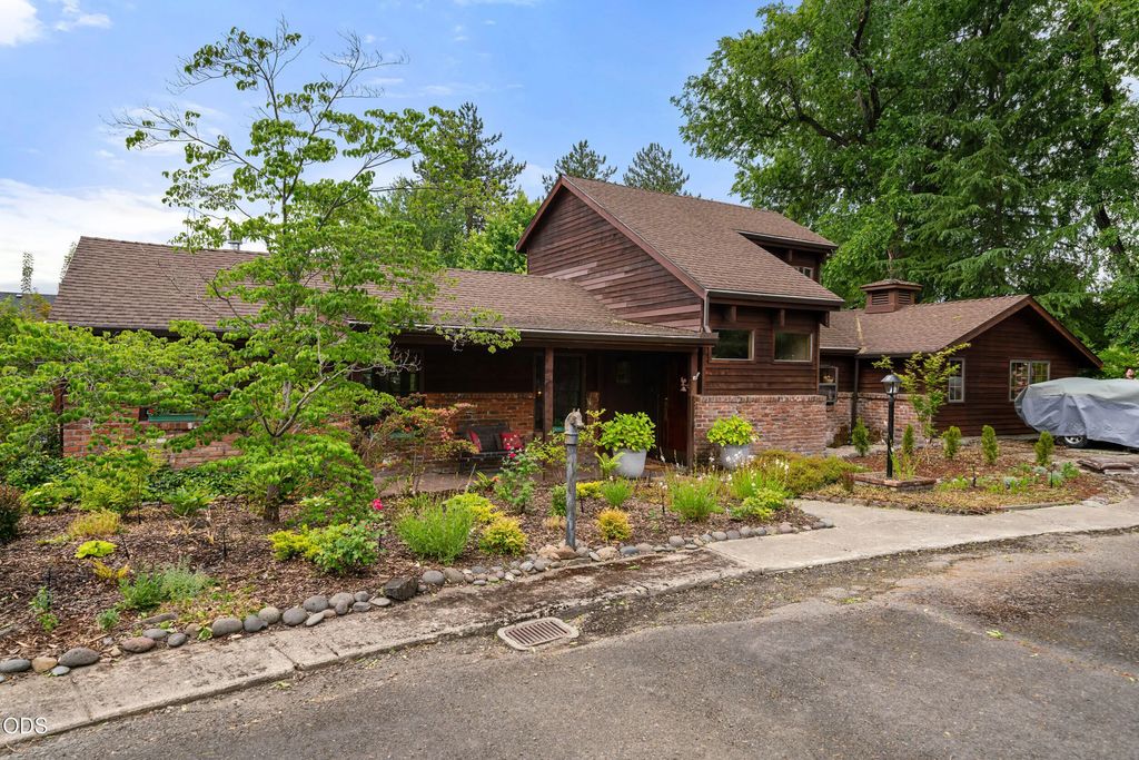 2502 Dellwood, Medford