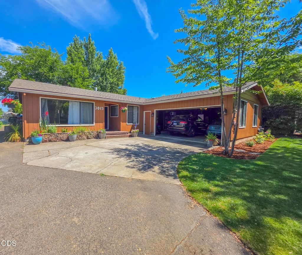 3015 Lone Pine Road, Medford
