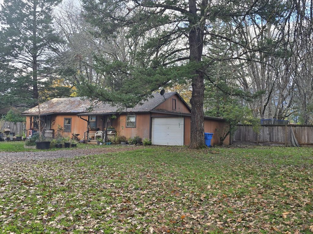 228 W River Street, Cave Junction