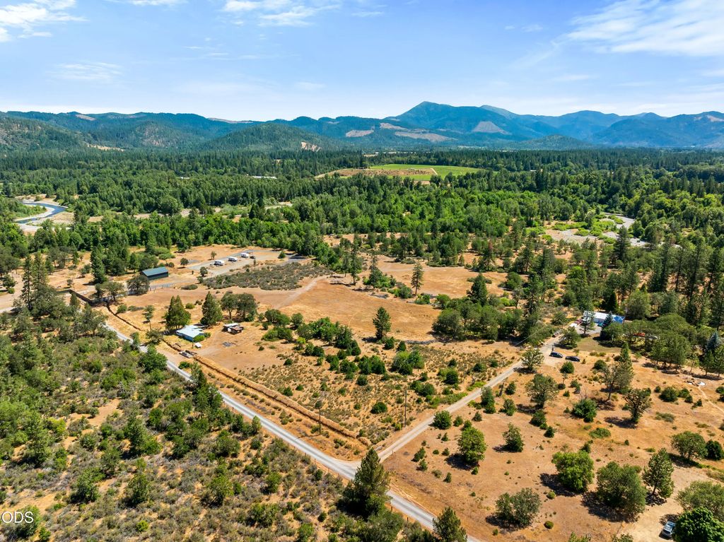 699 Pine Cone Drive, Cave Junction