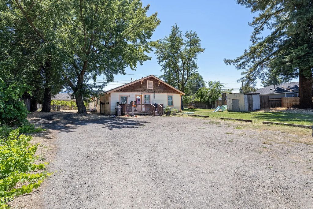 825 W 13th Street, Medford