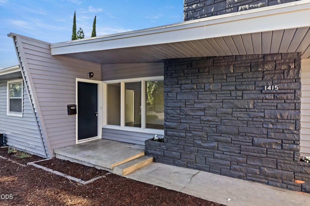 1415 E Main Street, Medford