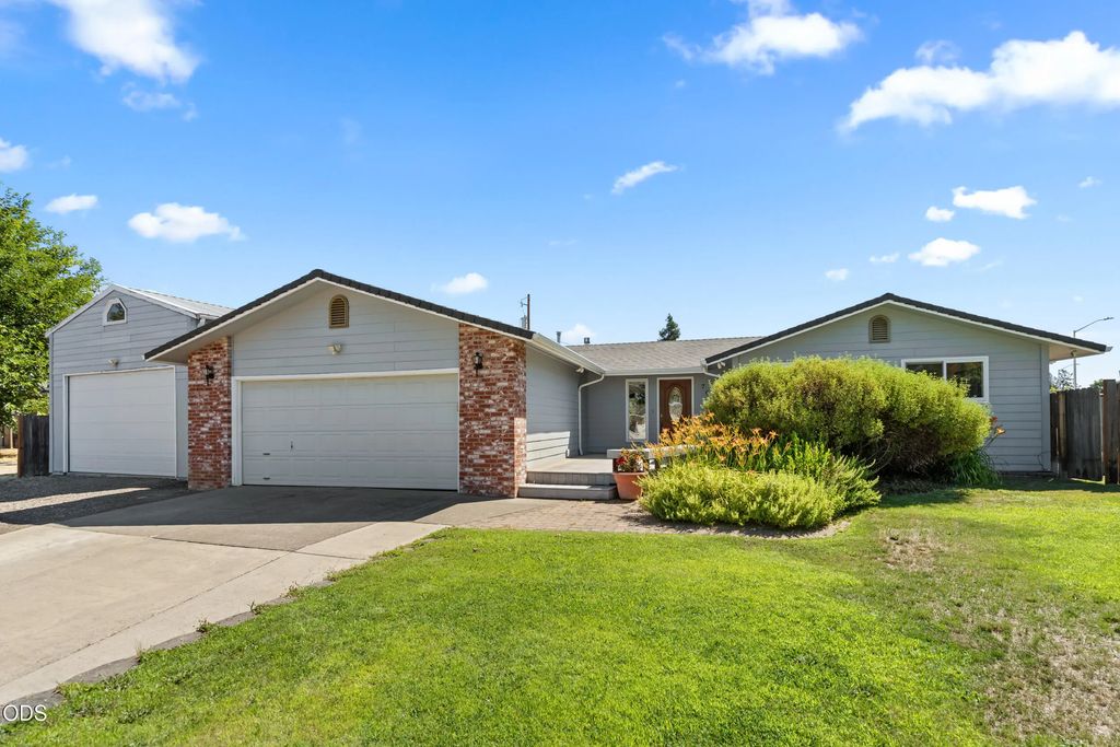 7680 Gladstone Avenue, White City