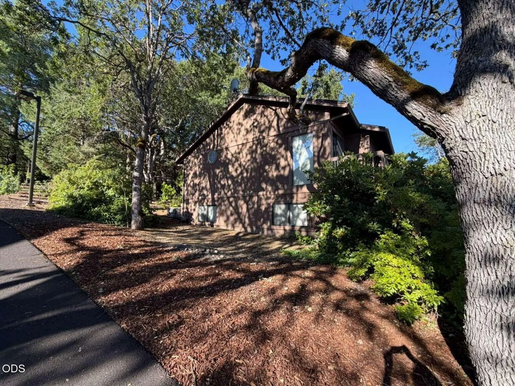 2586 Freedom Way, Medford