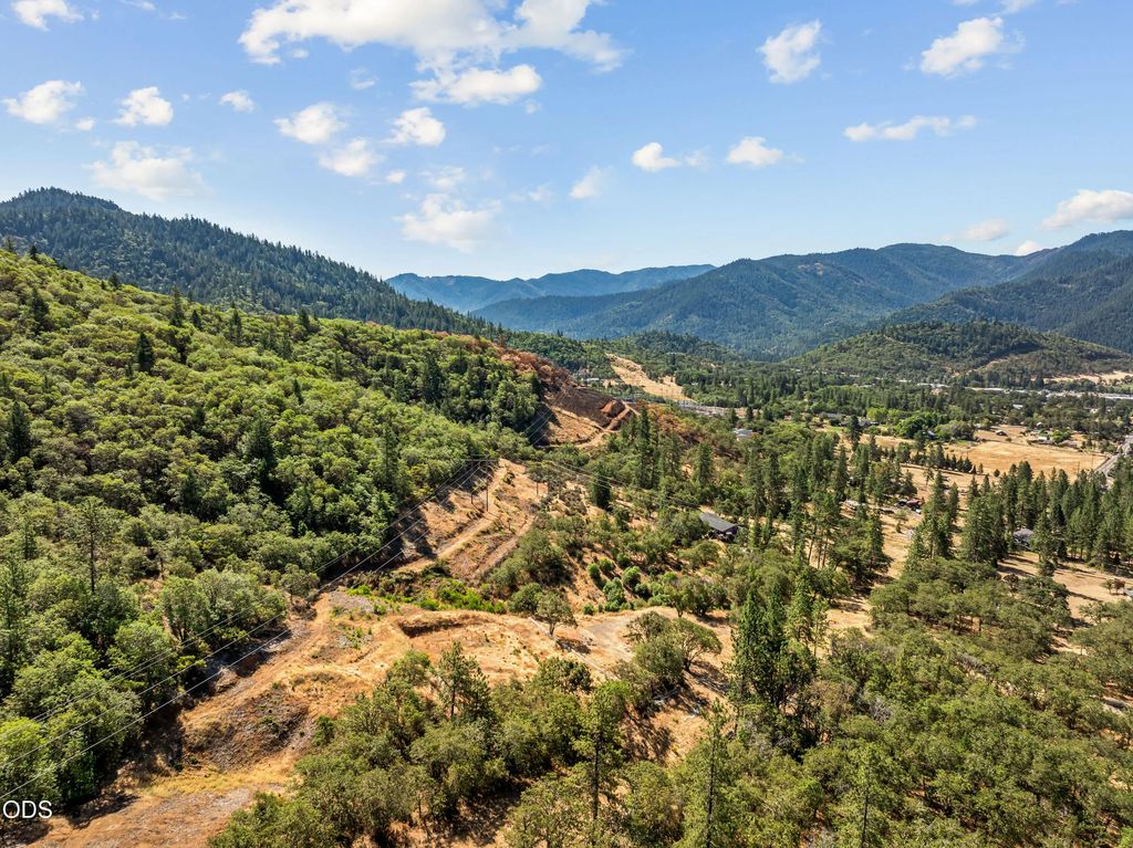 941 W Jones Creek Road, Grants Pass