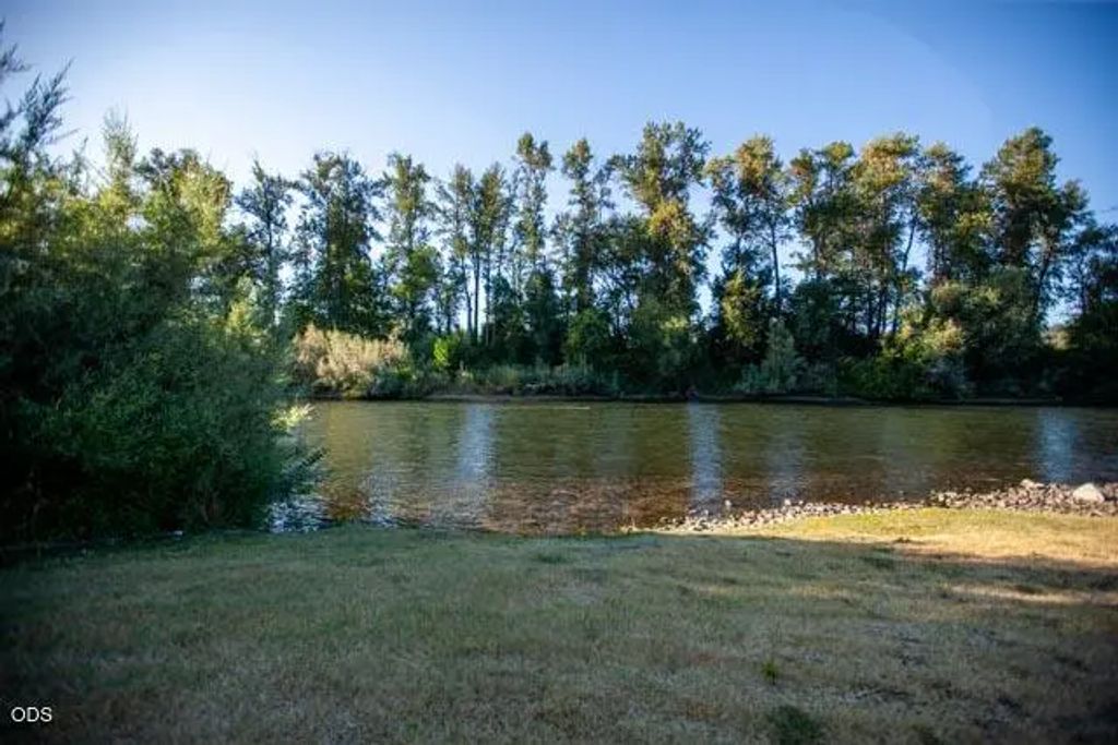 2990 S River Road, Grants Pass