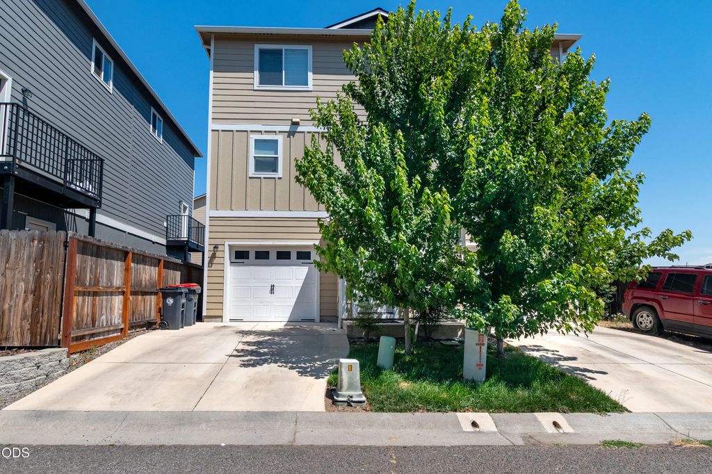 7810 Jacqueline Way, White City