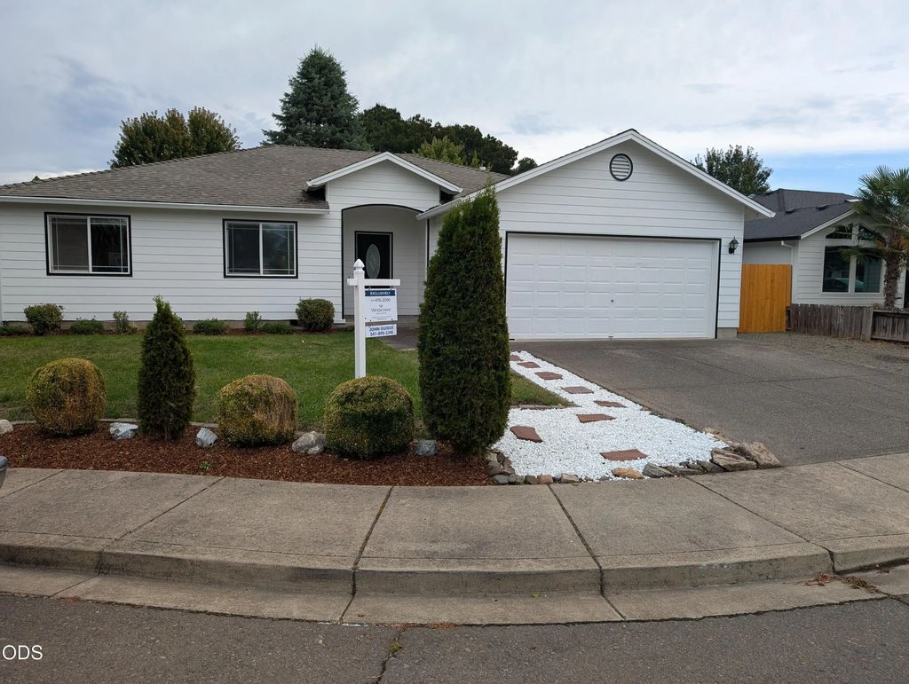 1222 Greentree Way, Central Point