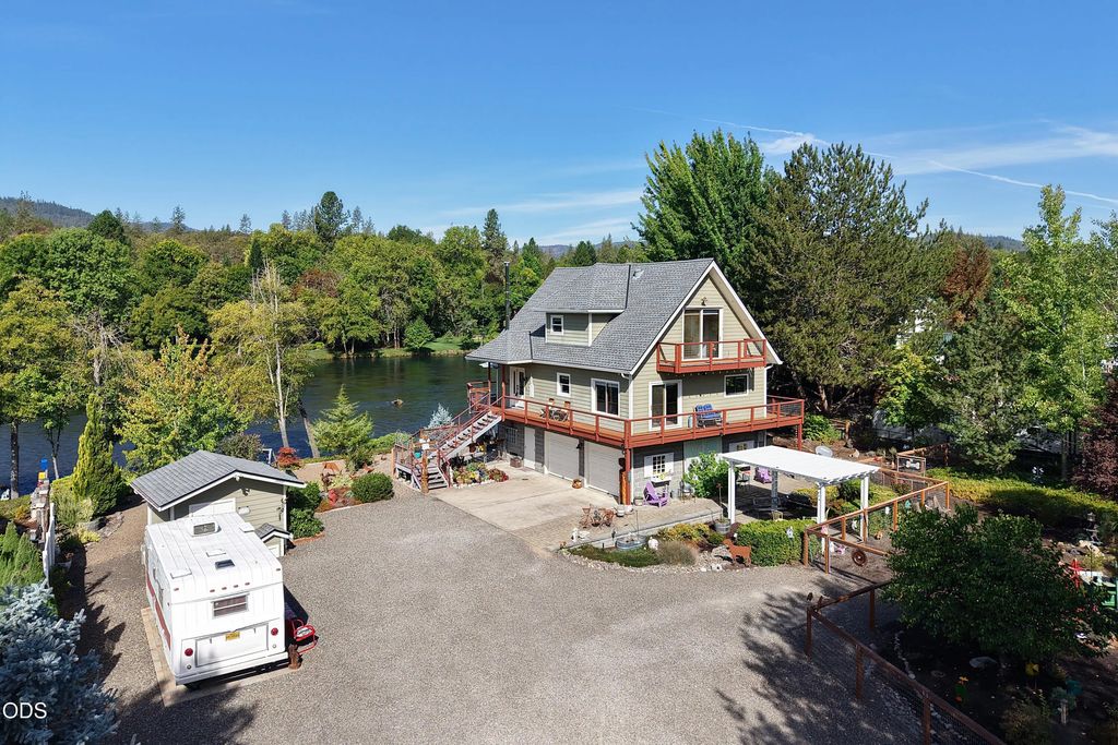 20551 Highway 62, Shady Cove
