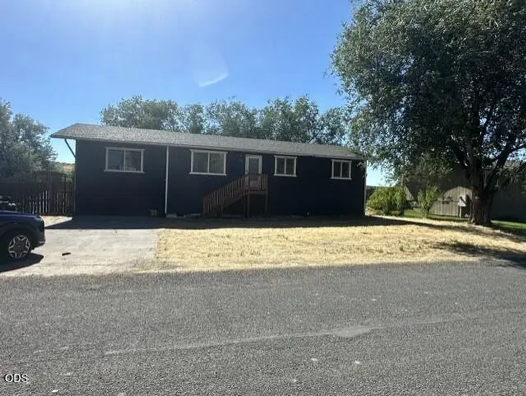 3025 Greenleaf, Malin