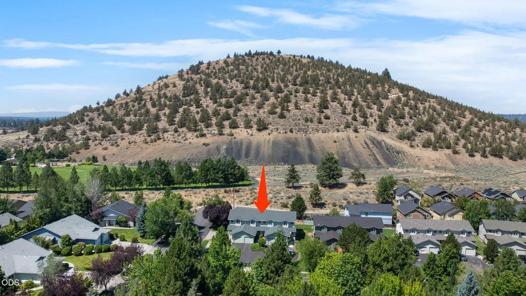 1926 Ne Sams Loop, Bend