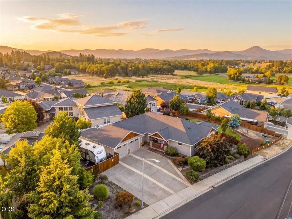 83 Hidden Valley Drive, Eagle Point