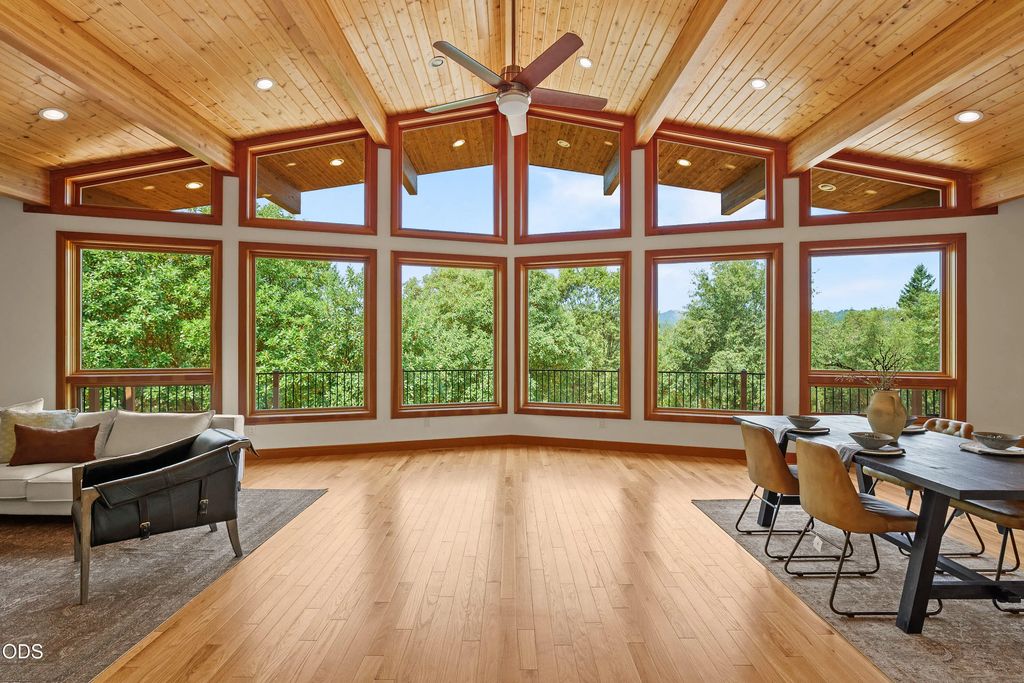 616 Mountain Paradise Drive, Grants Pass