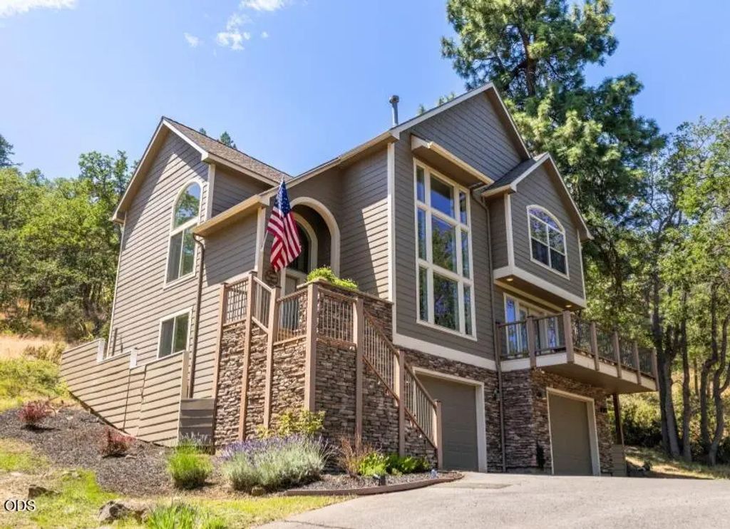6818 Coopers Hawk Road, Klamath Falls