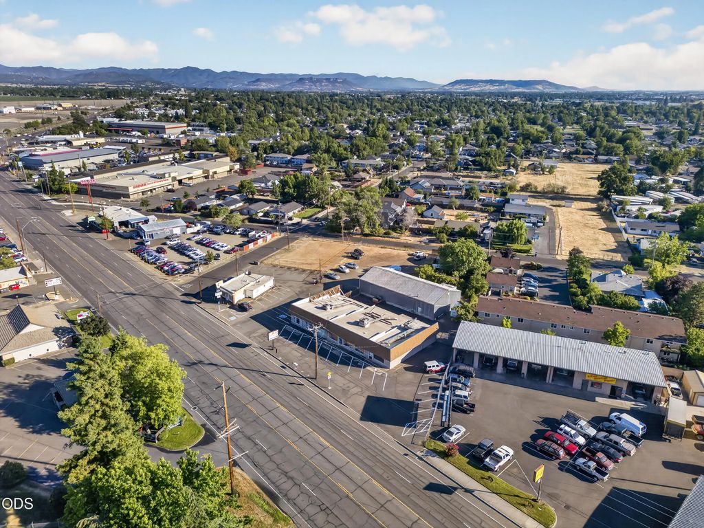 2714 N Pacific Highway, Medford
