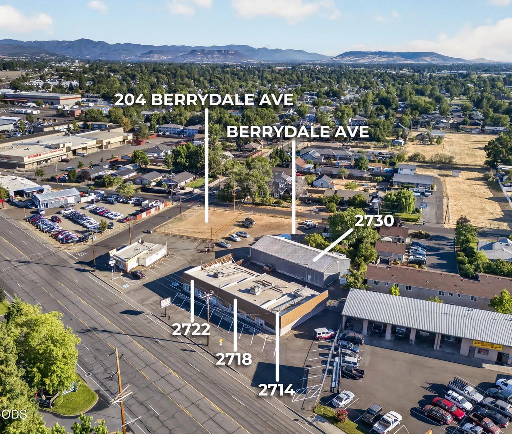 2714 N Pacific Highway, Medford