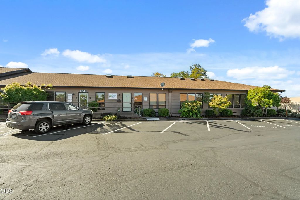 1744 E Mcandrews Road, Medford