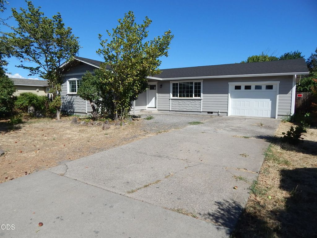 8222 Division Road, White City