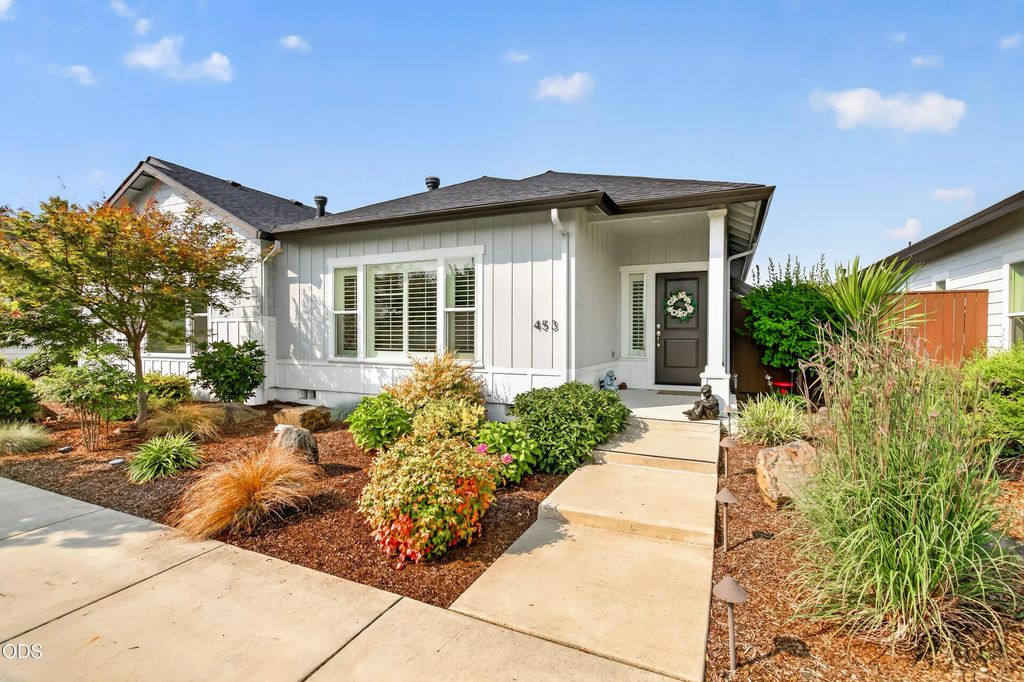 453 S Haskell Street, Central Point