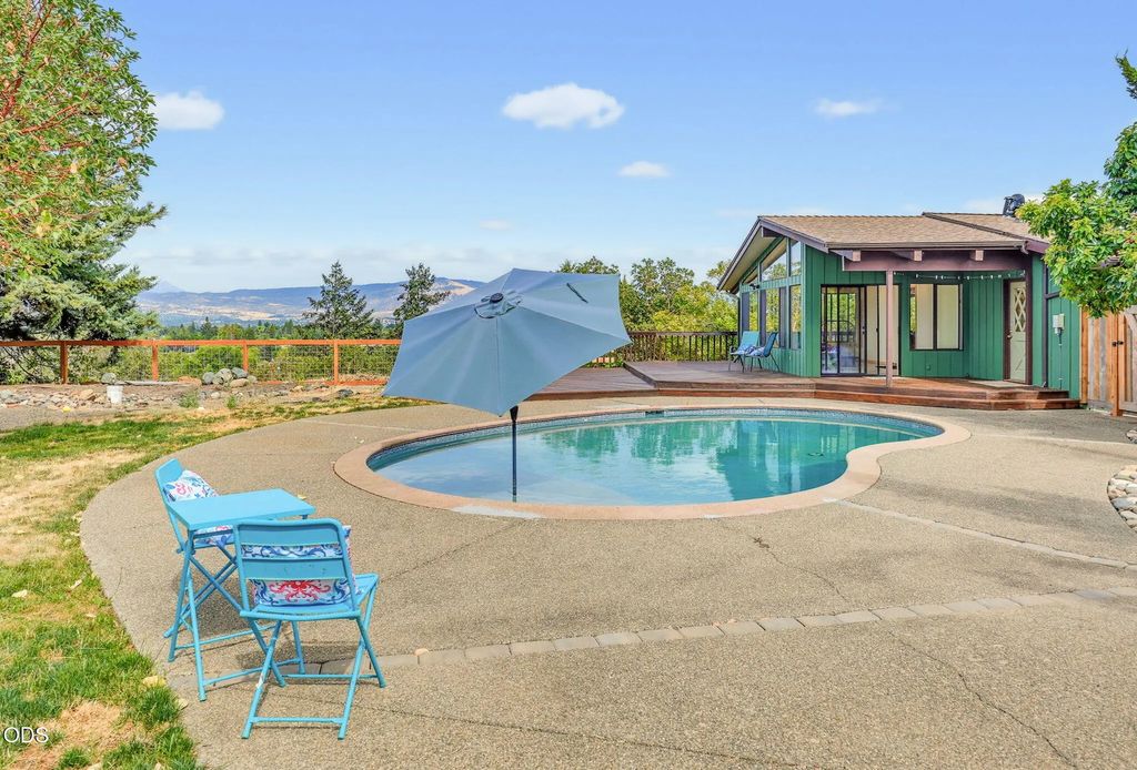 2076 Jasmine Avenue, Medford