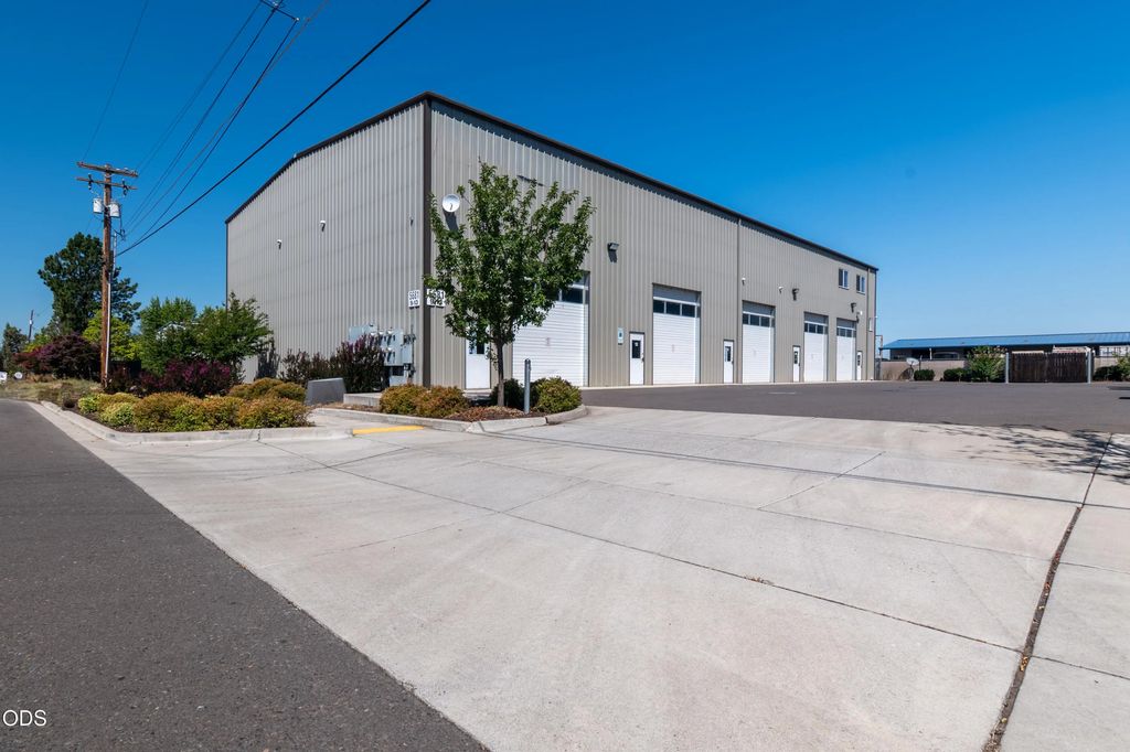 5681 Crater Lake Highway 10, Medford