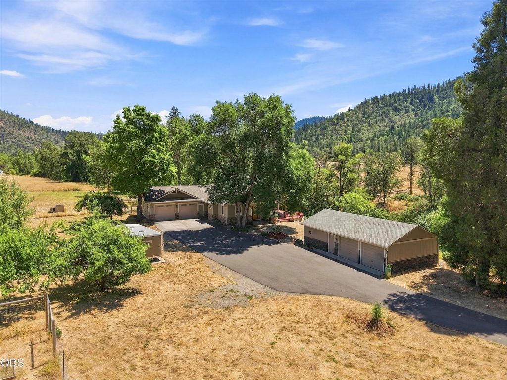 10128 E Evans Creek Road, Rogue River