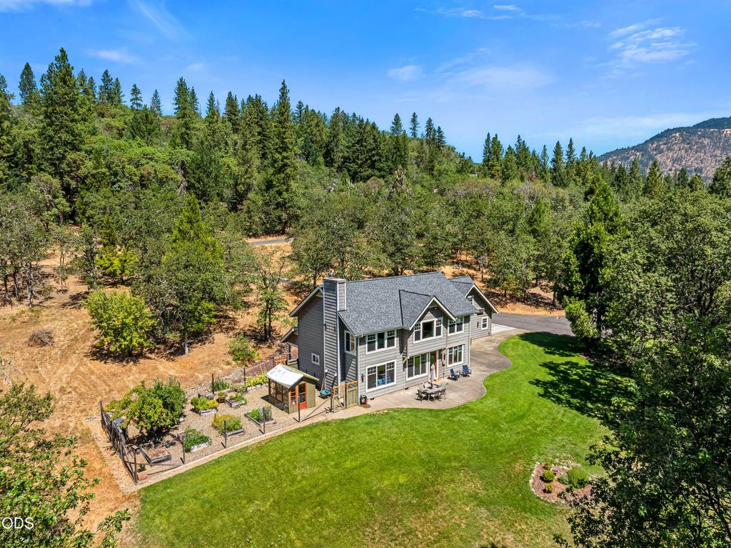375 Mountain Paradise Drive, Grants Pass