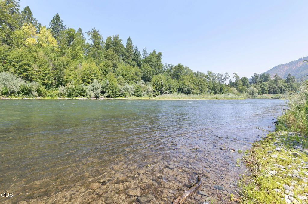 7010 Rogue River Highway, Grants Pass