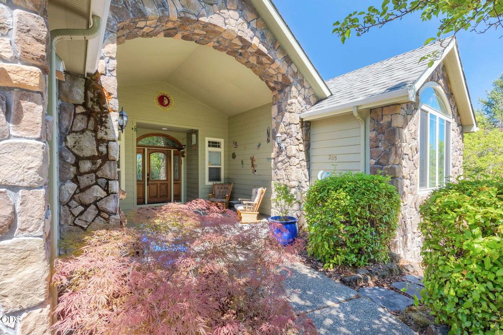 355 Madrone Ridge Drive, Grants Pass