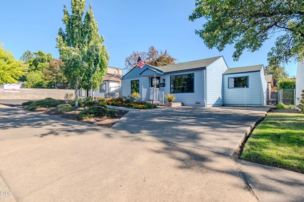 1108 E Jackson Street, Medford