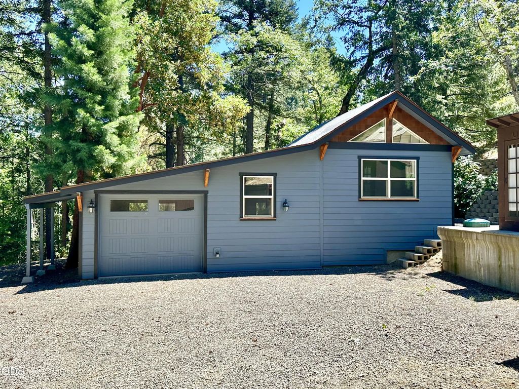 4712 Old Highway 99 S, Ashland
