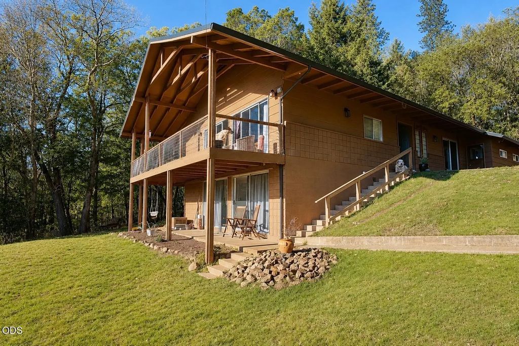 2595 E Evans Creek Road, Rogue River