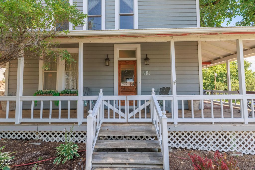 206 E Front Street, Prairie City