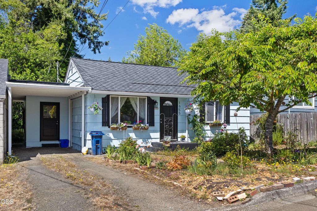1655 N Juniper Street, Coquille