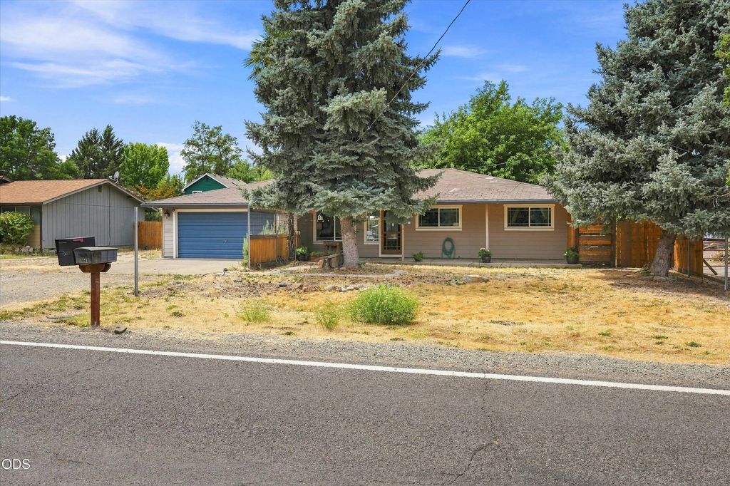 2372 Happy Valley Drive, Medford