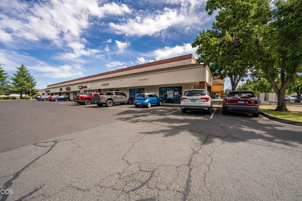 1350 Plaza Boulevard A-b, Central Point