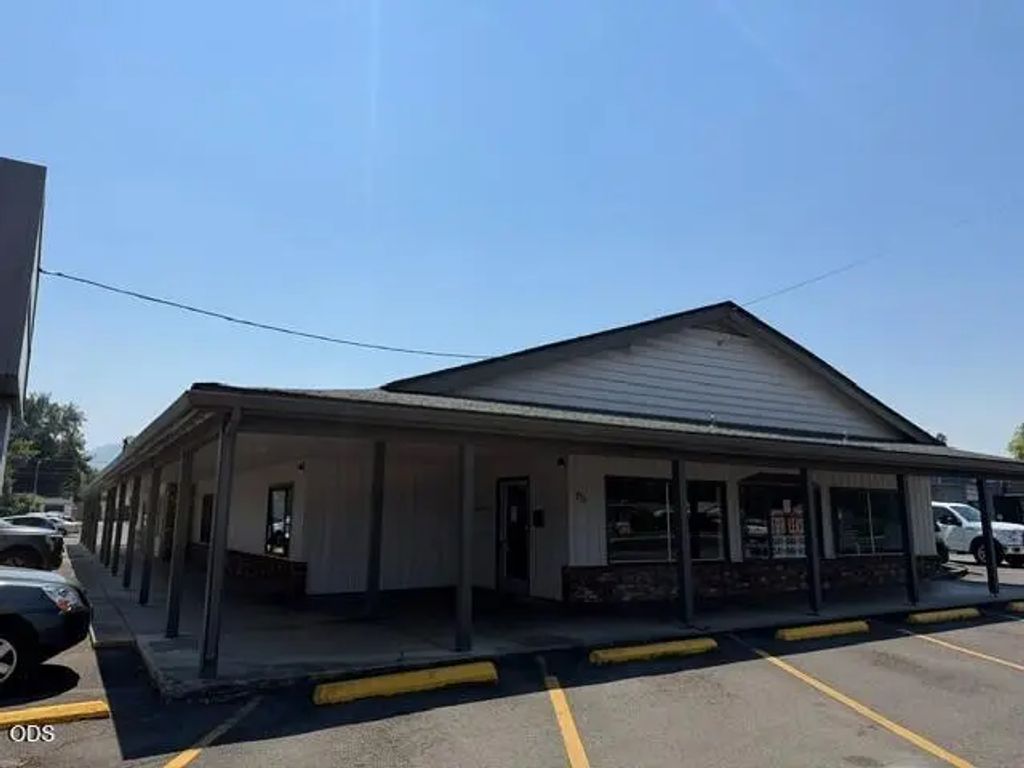 771 W Stewart Avenue 101, Medford