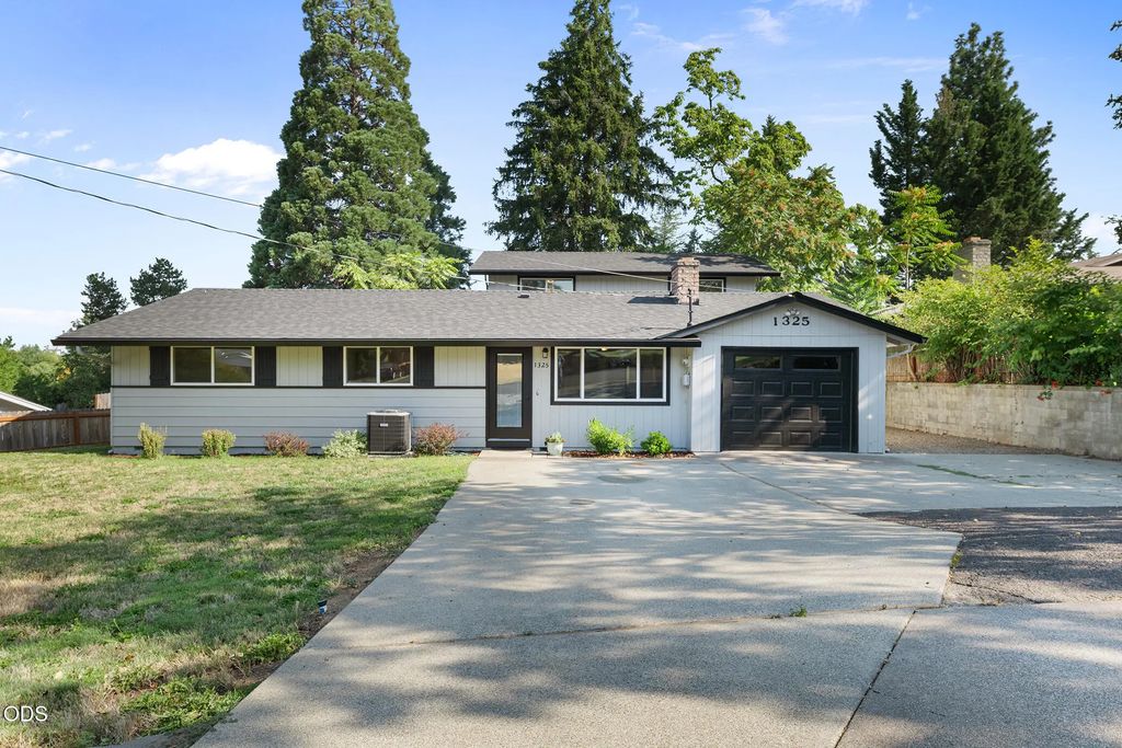 1325 Ridge Way, Medford