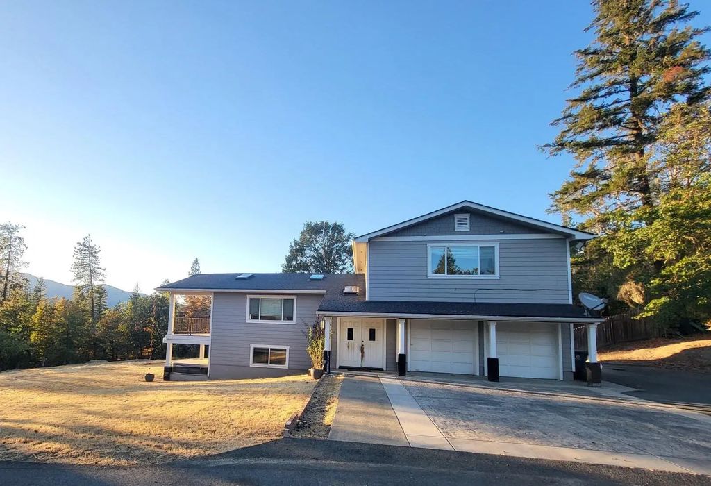 484 Shadow Hills Drive, Grants Pass