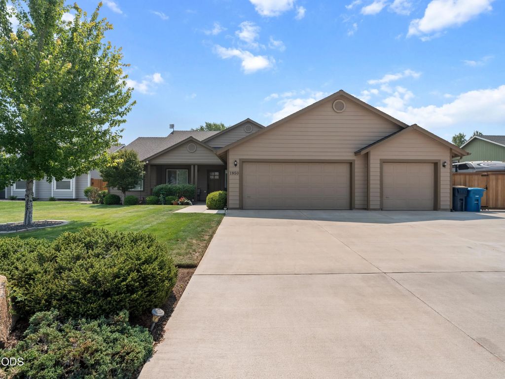 1950 Nw Nickernut Court, Redmond