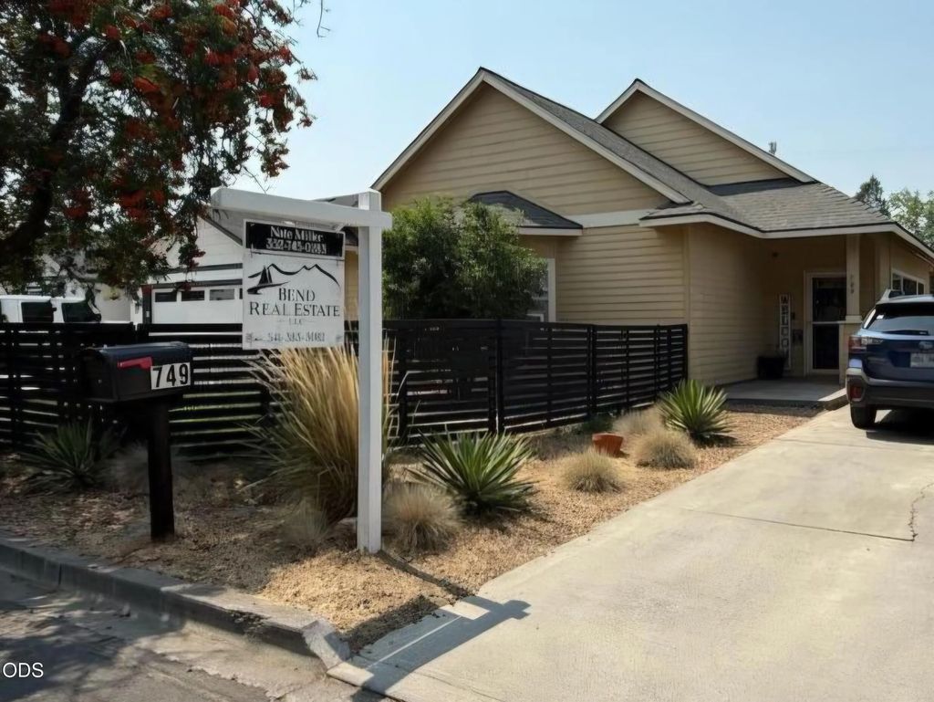 749 Nw 8th Street, Redmond