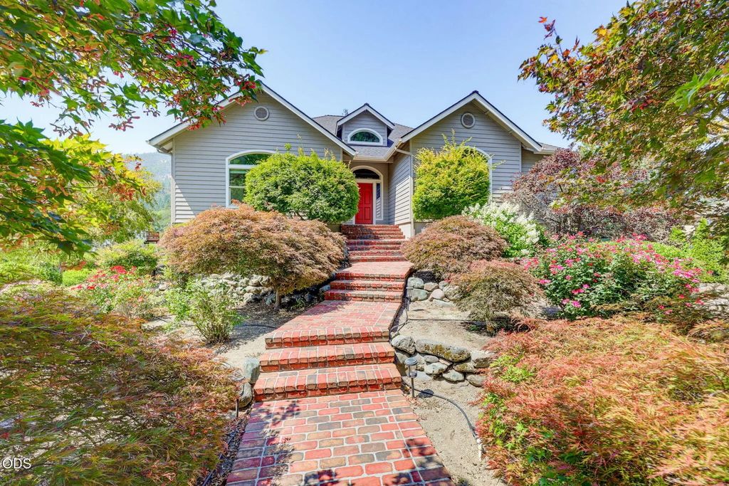 8158 Rogue River Highway, Grants Pass